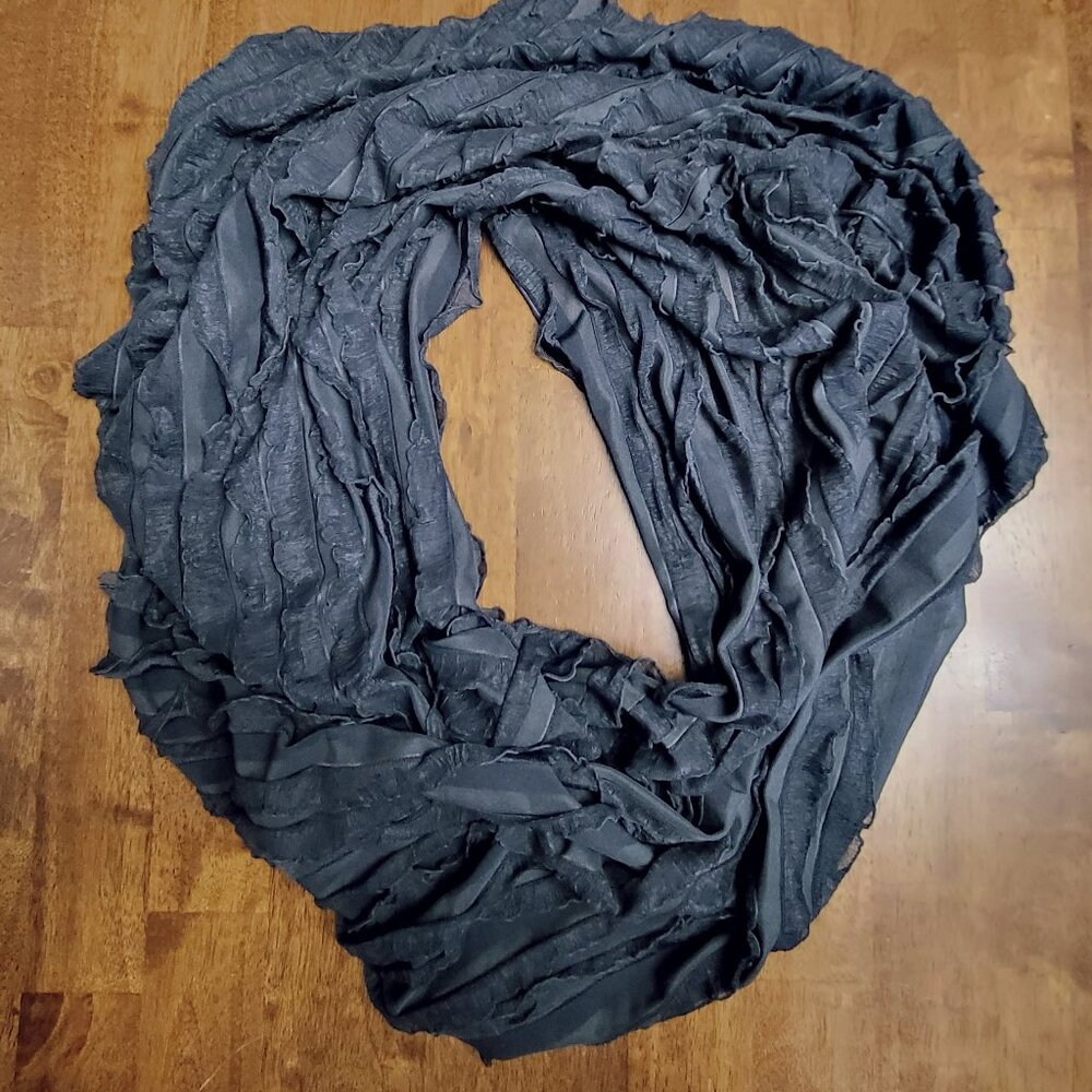 Infinity Scarf ~ OSFA  ~ Ruffles ~ Excellent Condition - Picture 4 of 5